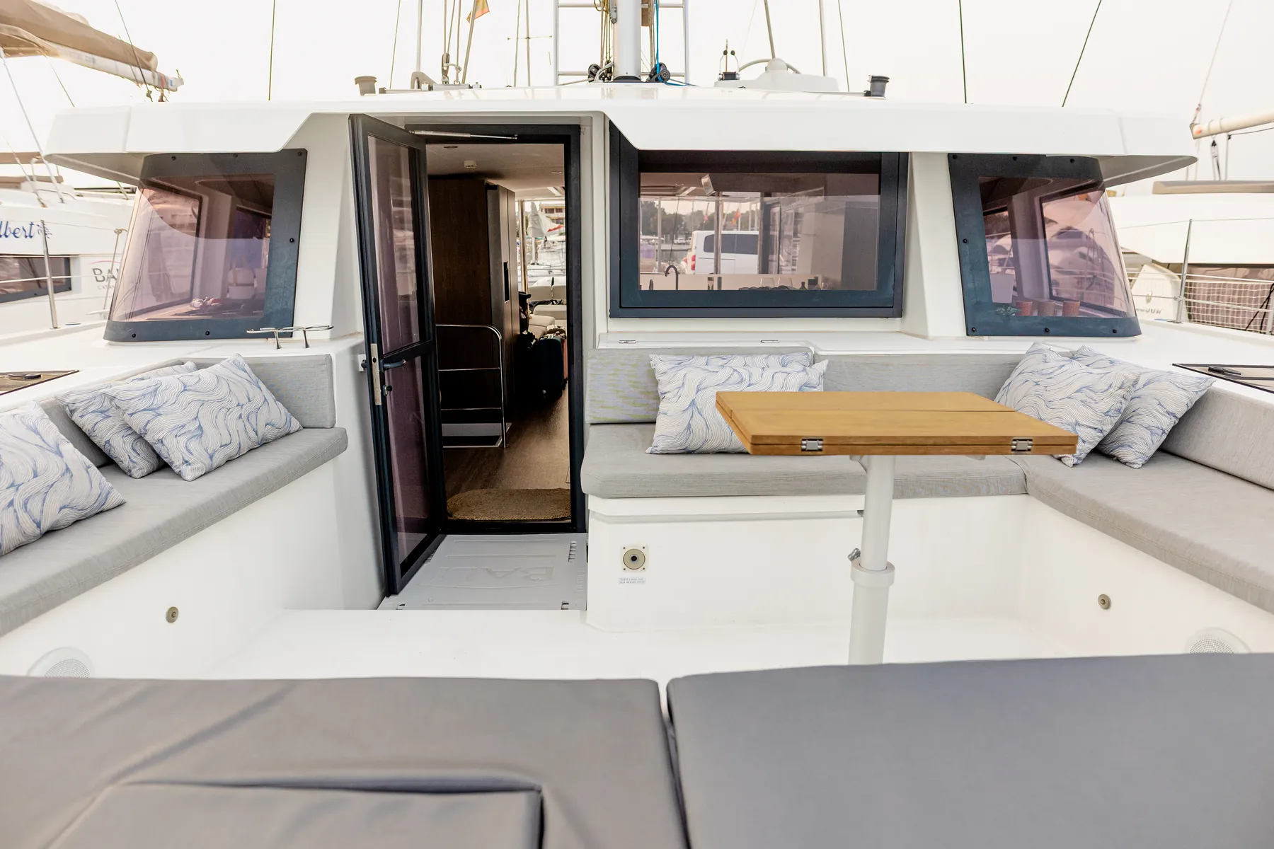 Aft cockpit with lifting glass door