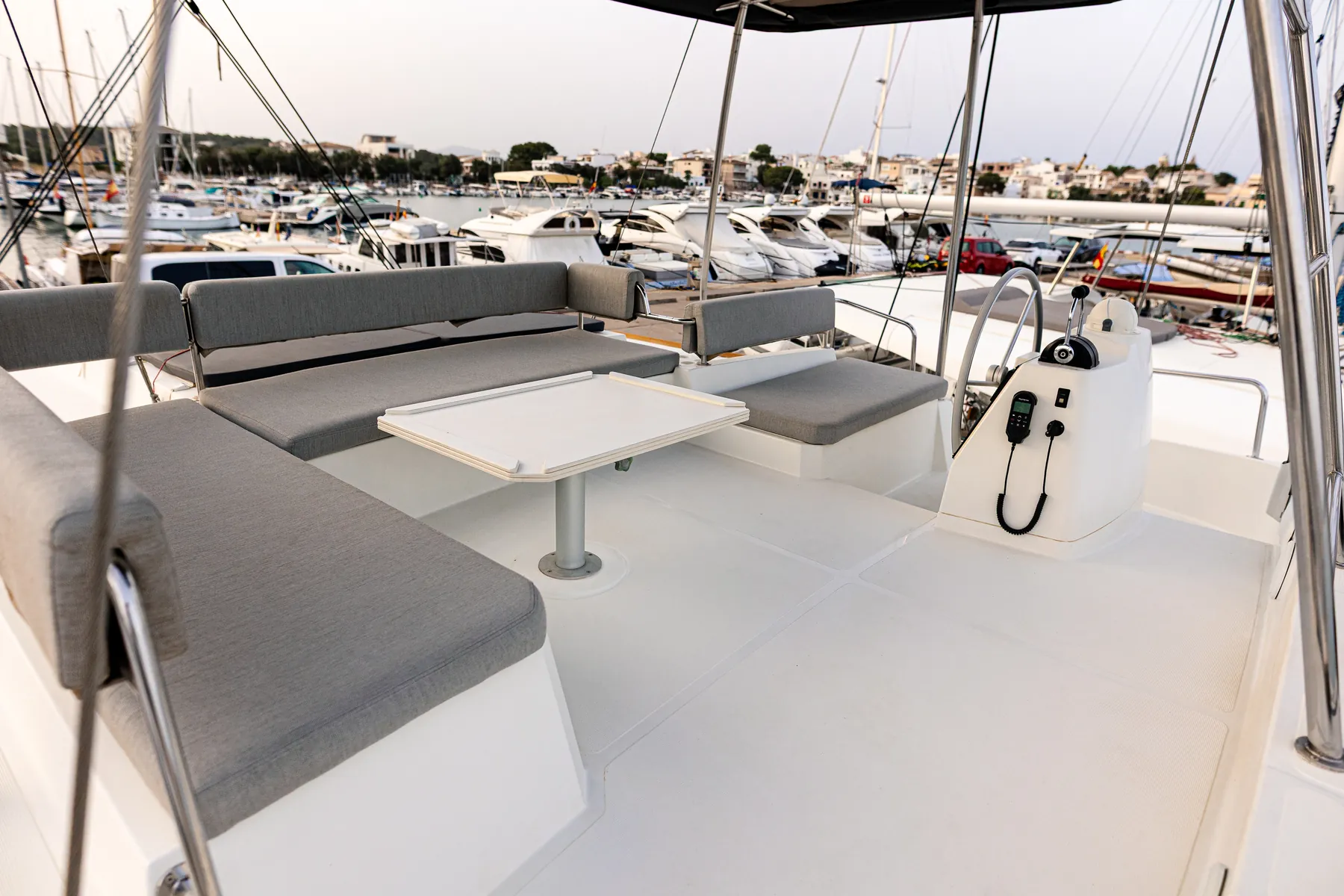 Flybridge lounge and helm