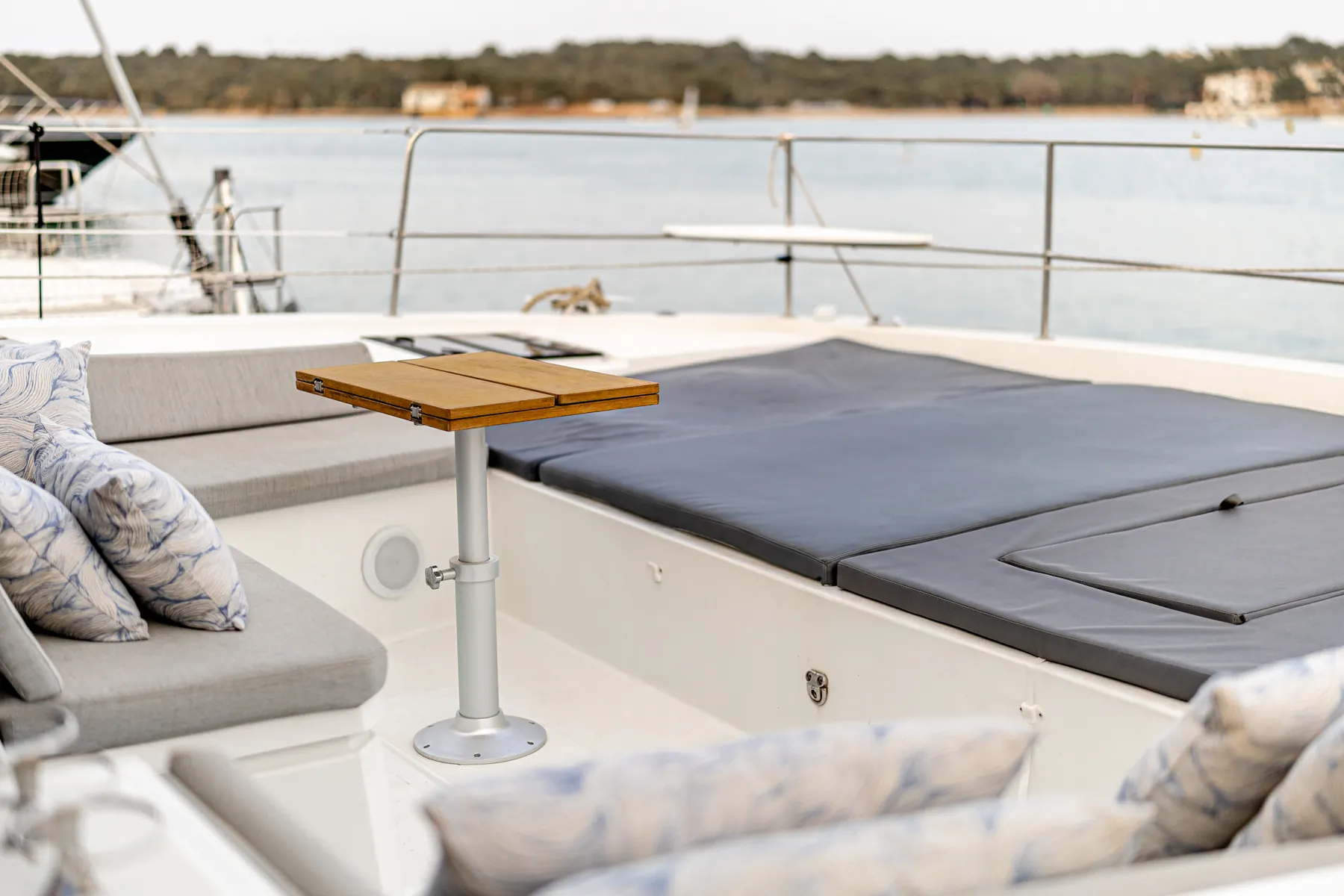 Foredeck lounge with sunpads