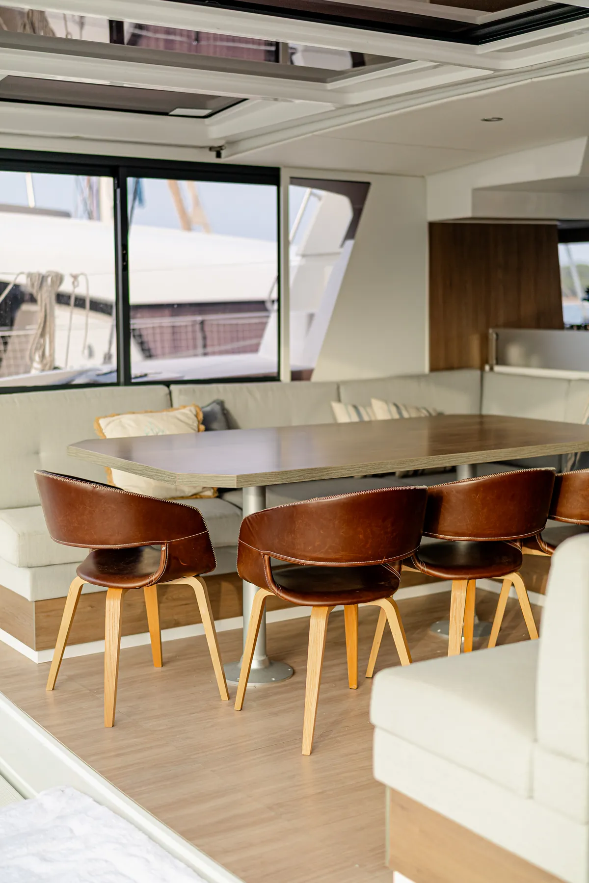 Saloon dining table